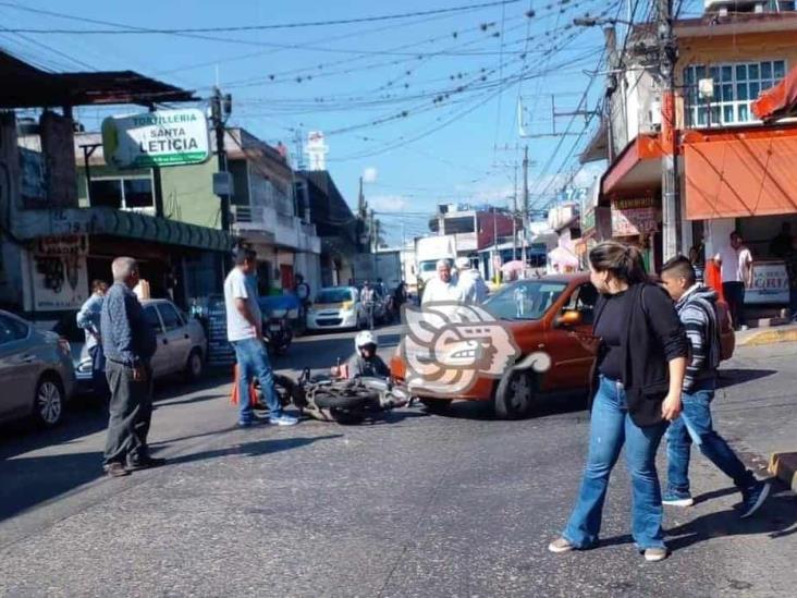 Accidente entre motocicleta y camioneta en Fortín deja un herido