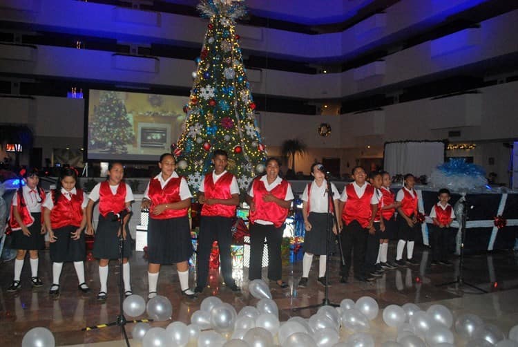 Encienden el árbol navideño en el Hotel Galería Plaza Veracruz