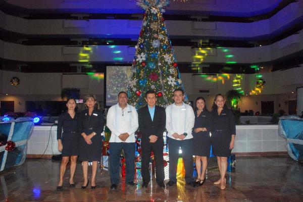 Encienden el árbol navideño en el Hotel Galería Plaza Veracruz
