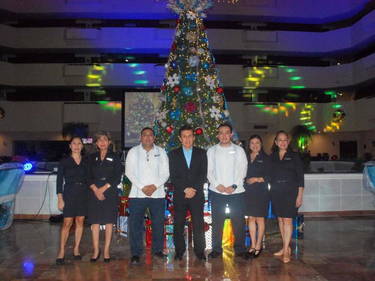 Encienden el árbol navideño en el Hotel Galería Plaza Veracruz