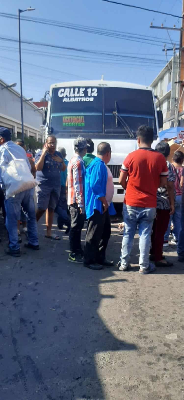 Camión urbano atropella a abuelita en zona de mercados de Veracruz