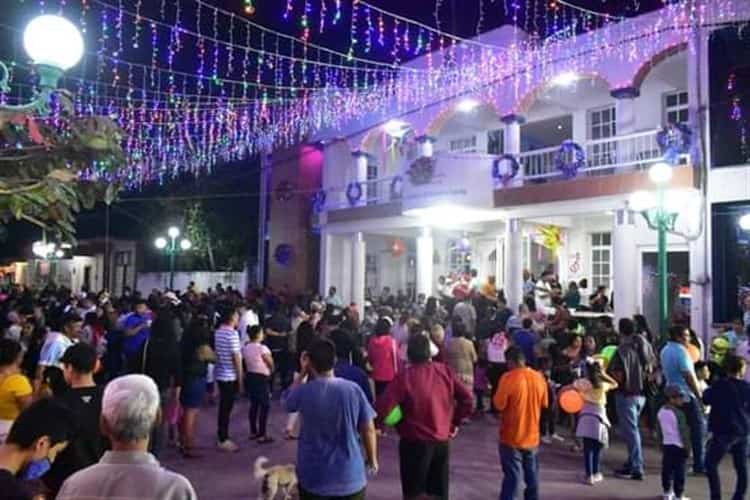 Encienden árbol de Navidad y luces en parque de Úrsulo Galván
