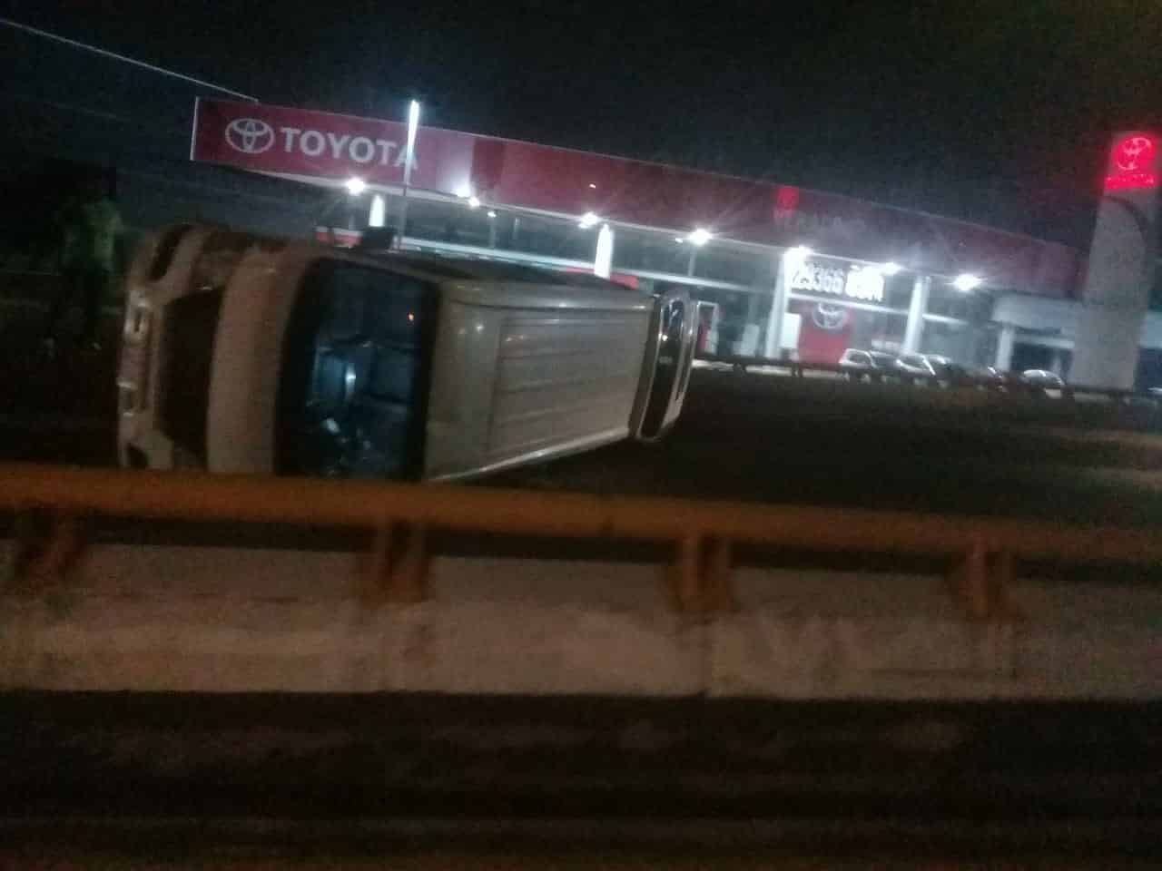 Vuelca camioneta en Puente Bicentenario, en Boca del Río