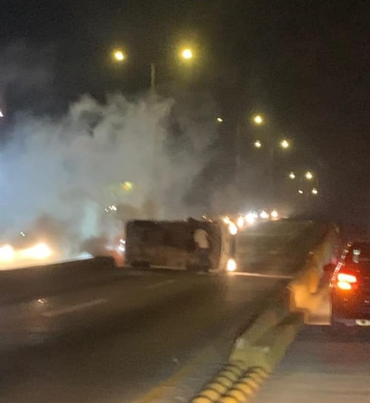 Vuelca camioneta en Puente Bicentenario, en Boca del Río