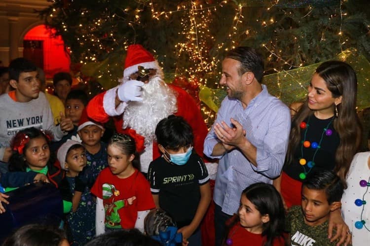 ¡Inició la fiesta!; encienden Árbol Navideño en Boca del Río