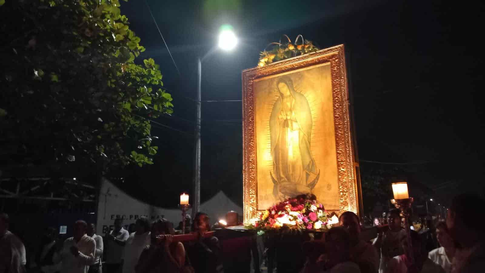 Con alabanzas, oraciones y peticiones, realizan peregrinación a la Virgen de Guadalupe