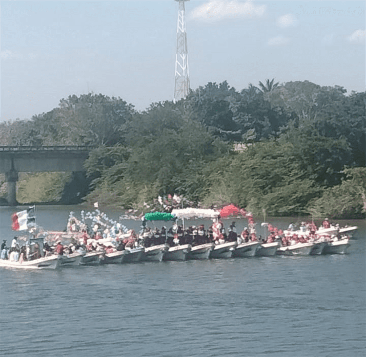 Pescadores pasean en el río a la Virgen de Guadalupe en playa de Chachalacas