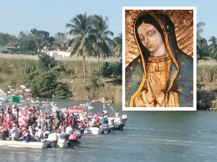 Pescadores pasean en el río a la Virgen de Guadalupe en playa de Chachalacas