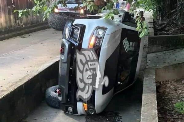 Camioneta volcada quedó abandonada en Cosoleacaque
