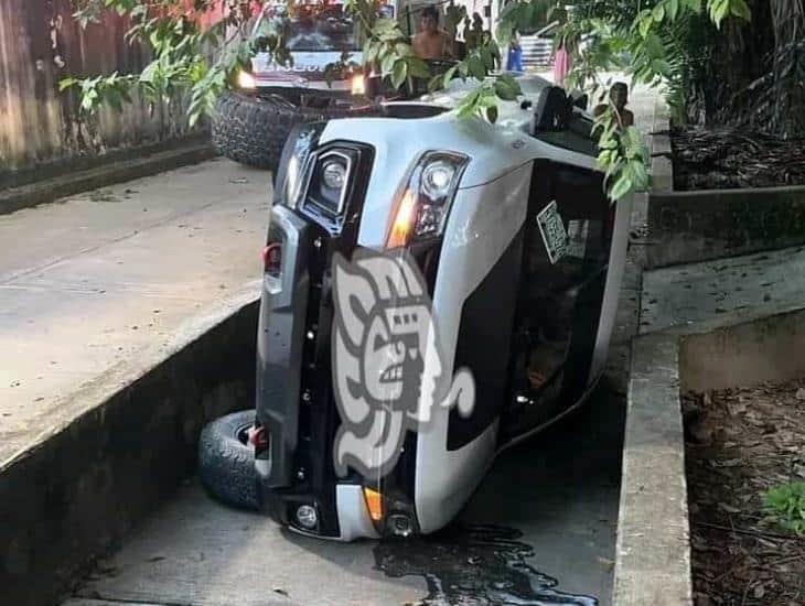 Camioneta volcada quedó abandonada en Cosoleacaque