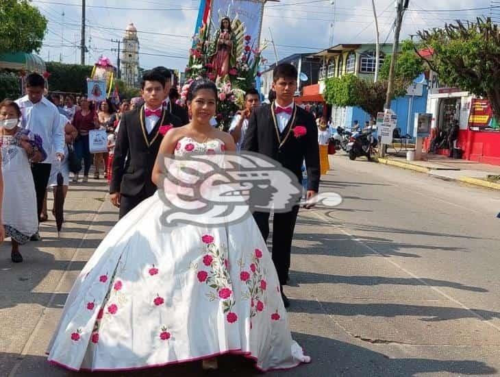 Quinceañera encabeza peregrinación a la Virgen en Jáltipan
