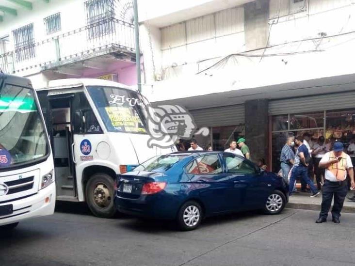 Autobús embiste a vehículo en el centro de Córdoba; una mujer herida