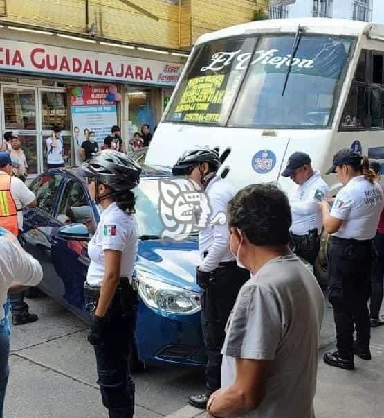 Autobús embiste a vehículo en el centro de Córdoba; una mujer herida