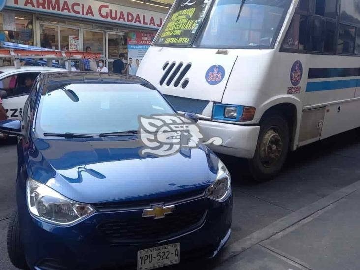 Autobús embiste a vehículo en el centro de Córdoba; una mujer herida