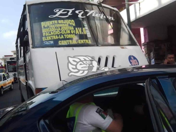 Autobús embiste a vehículo en el centro de Córdoba; una mujer herida