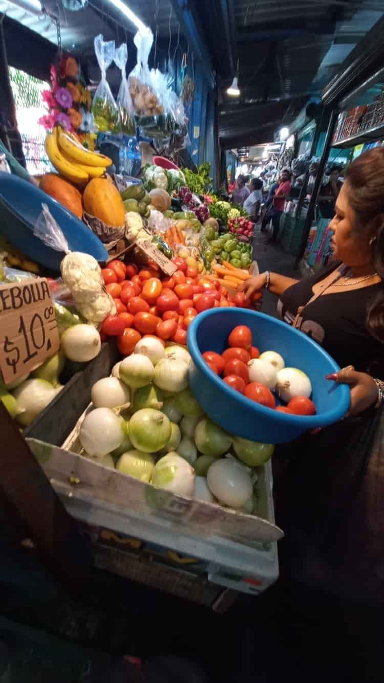 Baja precio de tomate y cebolla en mercados de Veracruz