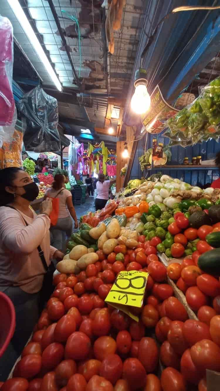 Baja precio de tomate y cebolla en mercados de Veracruz