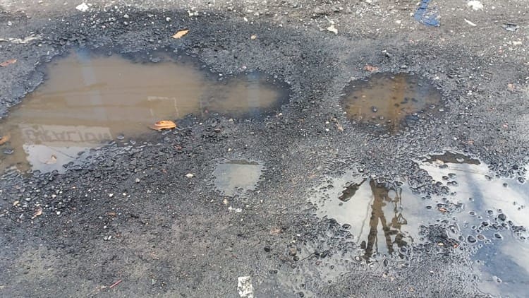 Fuga de agua y baches, problemáticas que aquejan a vecinos en colonia de Boca del Río