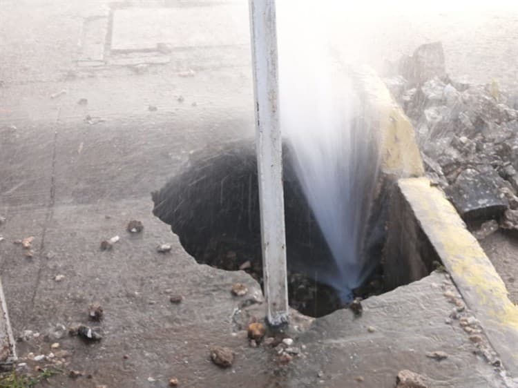 En la Colonia Puerto México, se desperdician miles de litros de agua por enorme fuga(+Video)