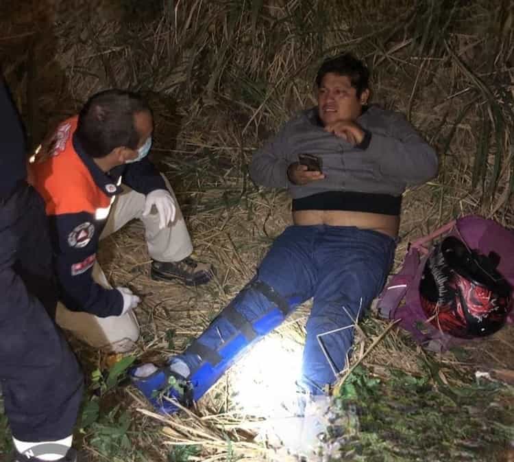 Se le poncha la llanta y derrapa en su moto en Tierra Blanca