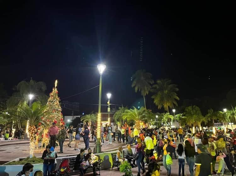 Llega la Navidad a Cardel, encienden Árbol Navideño