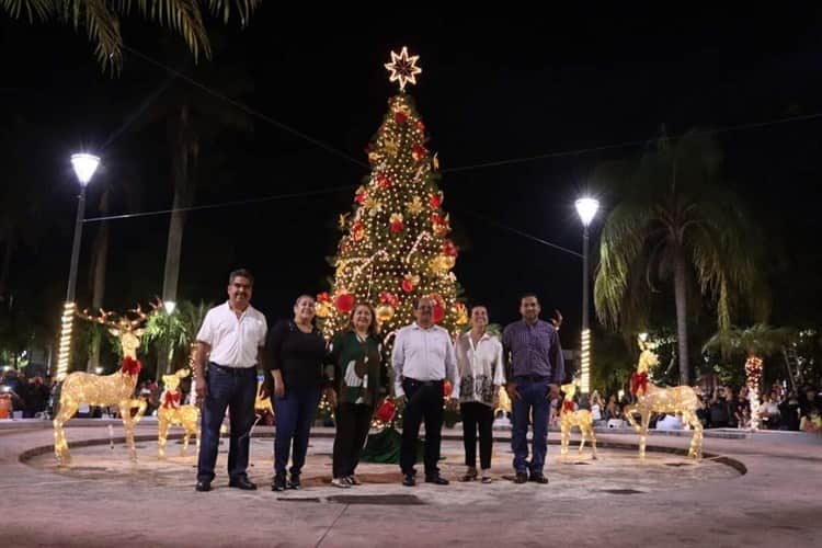 Llega la Navidad a Cardel, encienden Árbol Navideño