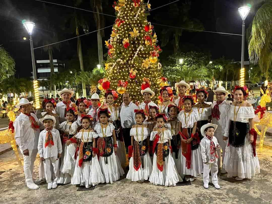 Llega la Navidad a Cardel, encienden Árbol Navideño
