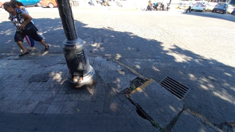 Transeúntes celebran reparación de fuga de aguas negras en el centro de Veracruz