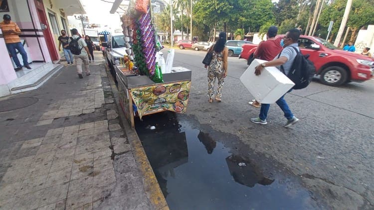 Transeúntes celebran reparación de fuga de aguas negras en el centro de Veracruz