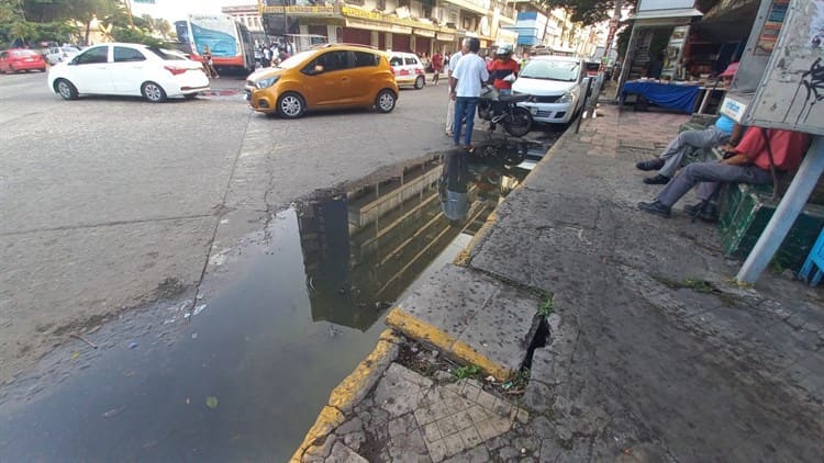 Transeúntes celebran reparación de fuga de aguas negras en el centro de Veracruz