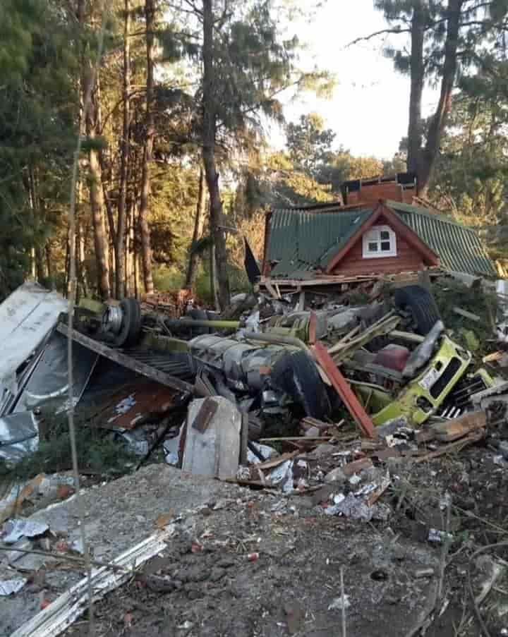 Trailero y su acompañante pierden la vida prensados en Altotonga