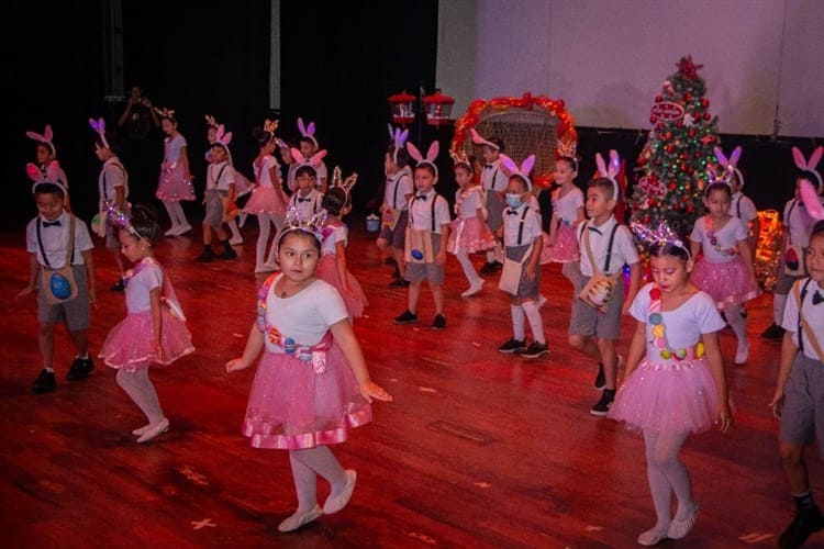 Alumnos realizan colorido festival navideño