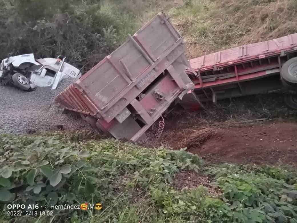 Tráiler de doble remolque se sale del camino sobre la autopista Veracruz-Córdoba