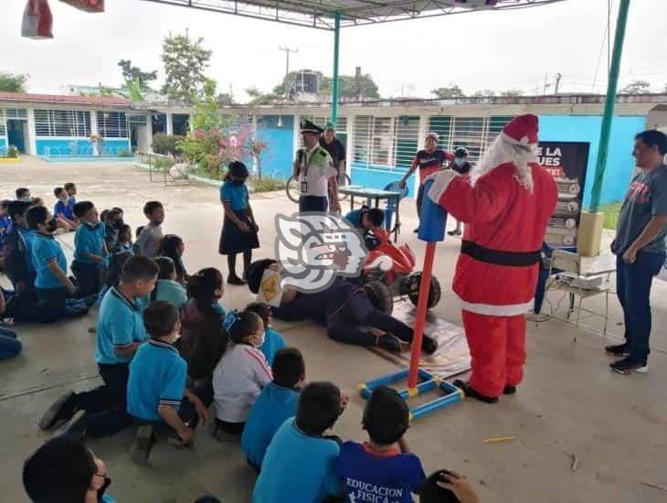 Brindan pláticas a alumnos de primaria sobre cultura vial y otros temas