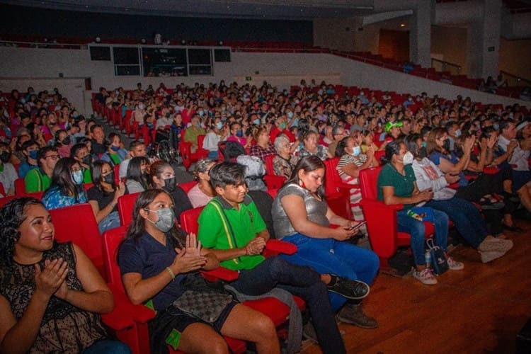 Alumnos realizan colorido festival navideño