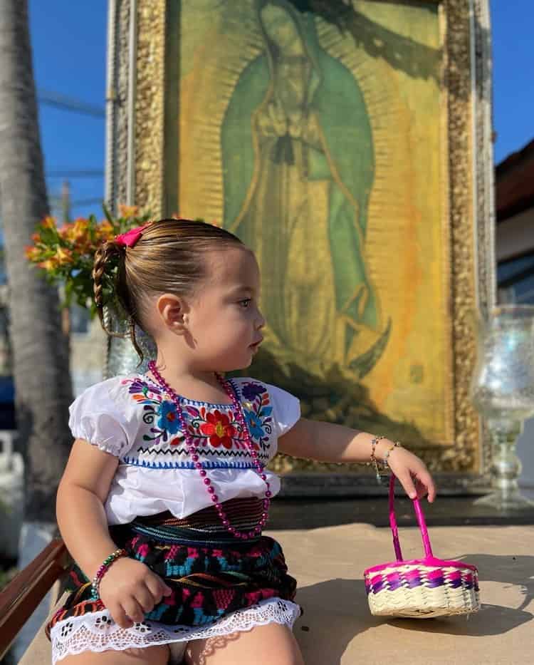 Niños veracruzanos llevan ofrenda a la Guadalupana