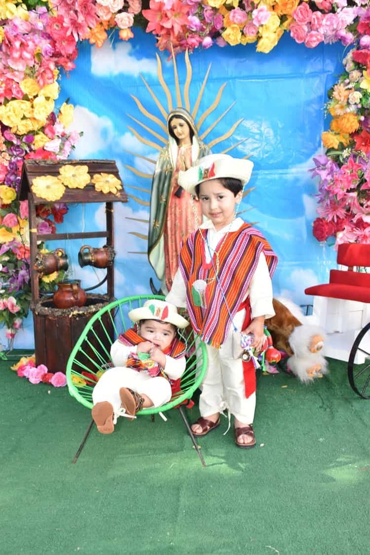 Niños veracruzanos llevan ofrenda a la Guadalupana