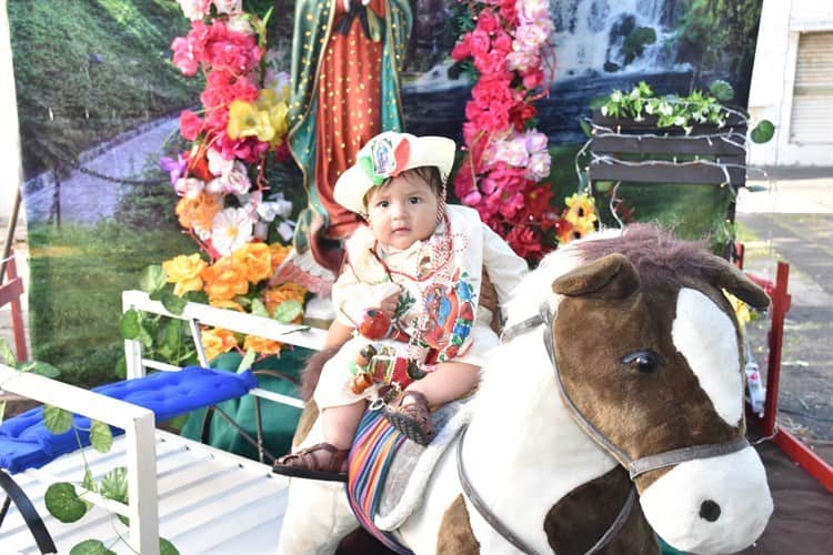 Niños veracruzanos llevan ofrenda a la Guadalupana