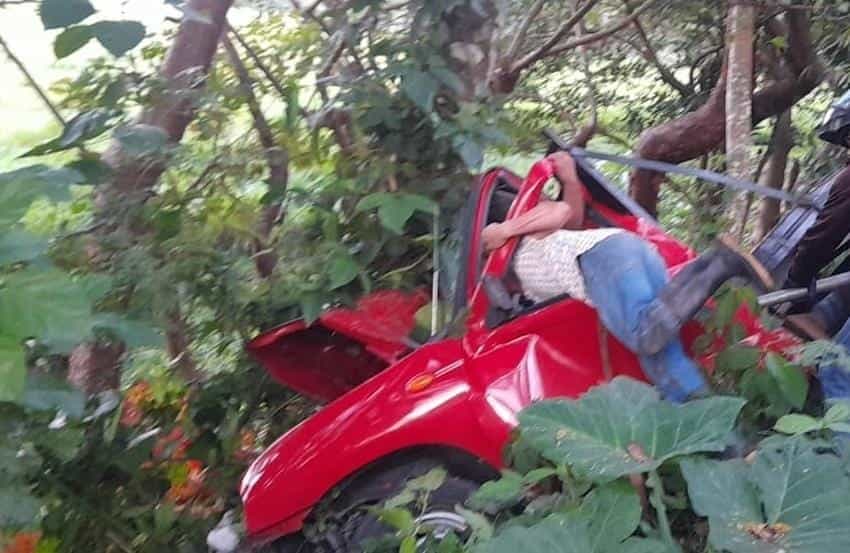 Camioneta repartidora de pollos se sale del camino; deja 2 heridos en San Andrés Tuxtla