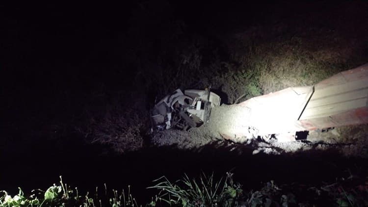 Tráiler de doble remolque se sale del camino sobre la autopista Veracruz-Córdoba