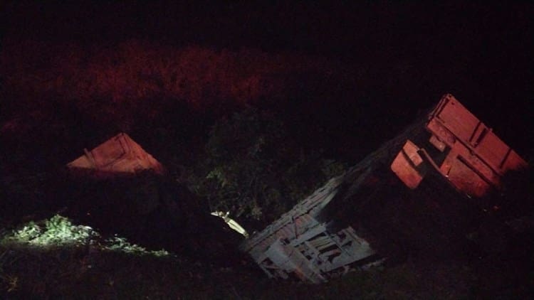 Tráiler de doble remolque se sale del camino sobre la autopista Veracruz-Córdoba