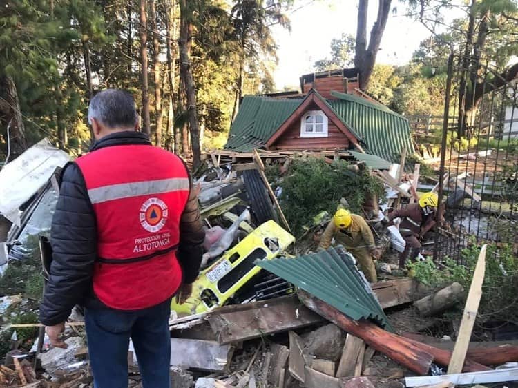 Trailero y su acompañante pierden la vida prensados en Altotonga