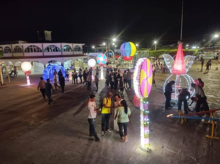 Arreglos navideños adornan el parque municipal de Villa Cuichapa 