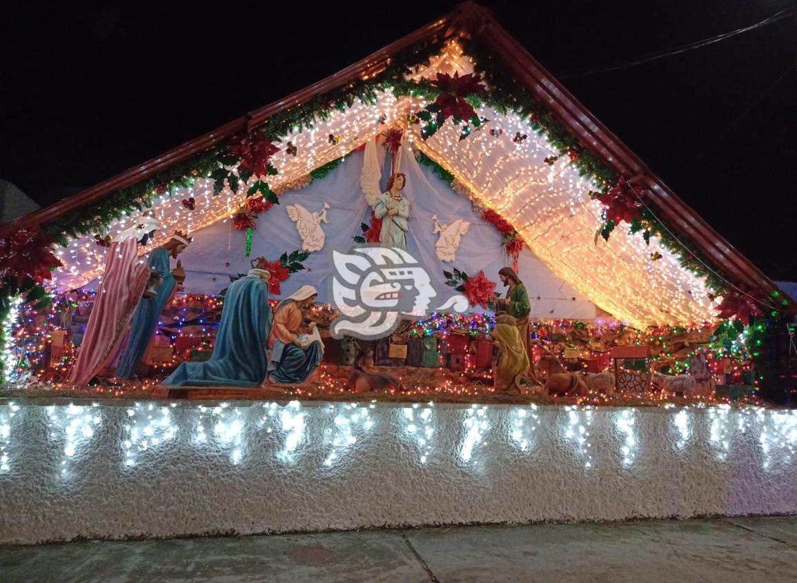 Arreglos navideños adornan el parque municipal de Villa Cuichapa 