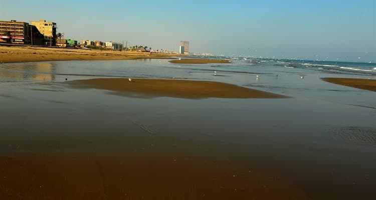 Se retrae el mar en Coatzacoalcos; admira a habitantes