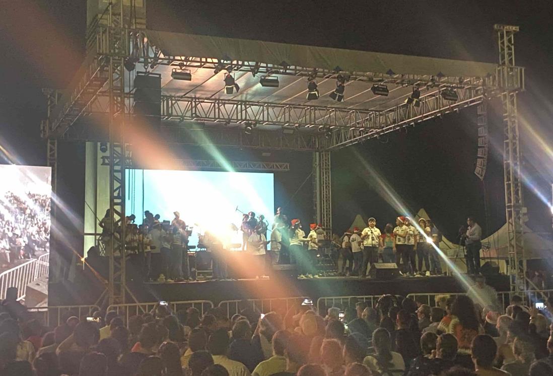 Realizan concurso de Cumbia Navideña en la Macroplaza del Malecón de Veracruz(+Video)