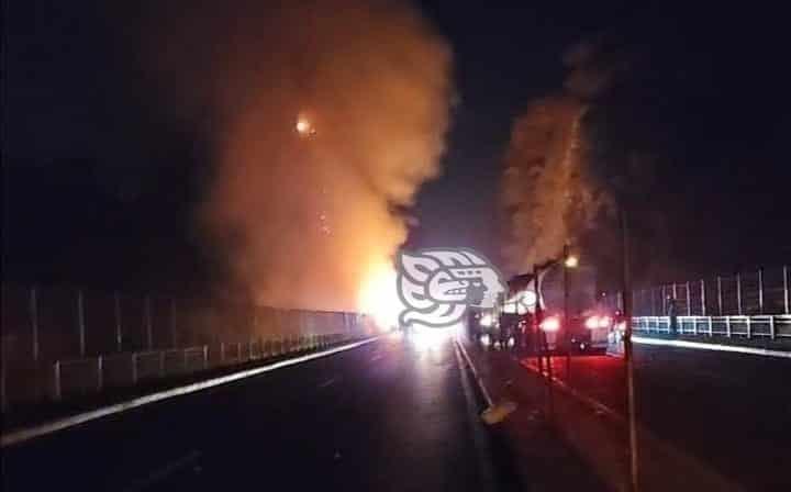 Se incendia tráiler sobre la autopista Orizaba-Córdoba (+Video)