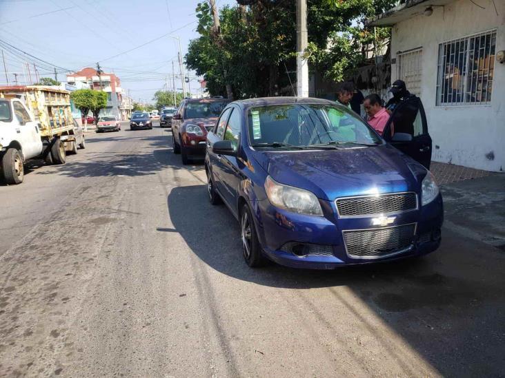 Motociclista es atropellado por automóvil en calles de Veracruz