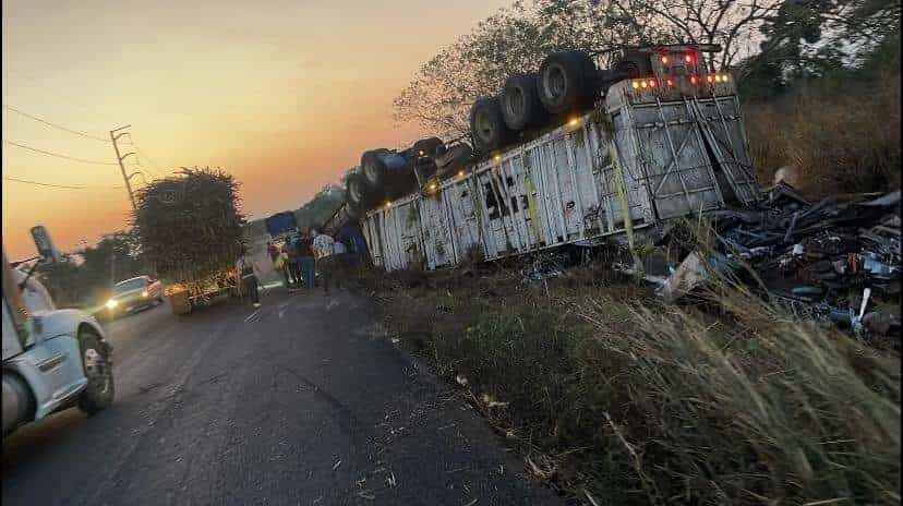 Vuelca tráiler cargado con chatarra sobre la carretera La Tinaja; fallece conductor