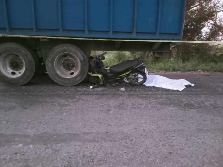 Motociclista muere al impactarse contra carro cañero mal estacionado en Cosamaloapan